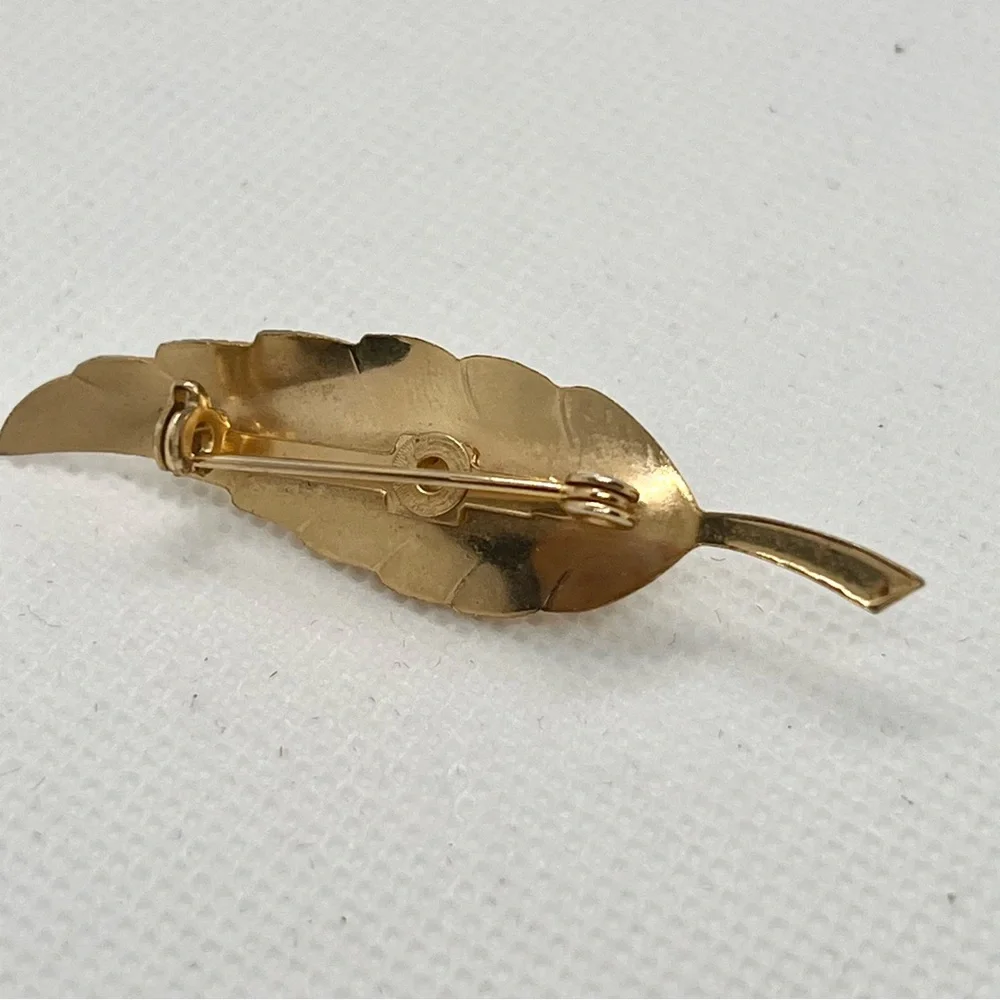 Vintage‎ Gold Tone Leaf Shape Brooch Pin Faux Pearl Center Mint